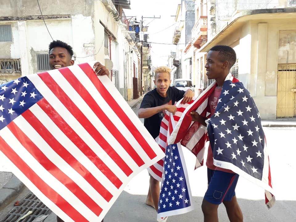 Los detuvieron en La Habana por usar la bandera de EE.UU. en homenaje al opositor Daniel Llorente