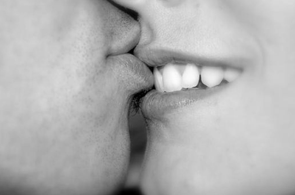 Conoce los besos más sexuales que puedes dar o recibir… y no necesariamente con la boca