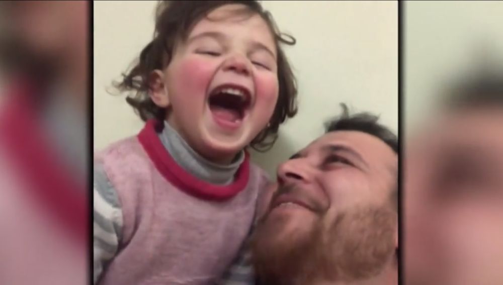 El desgarrador vídeo en el que un padre sirio simula que las bombas son un juego para evitar un trauma a su hija