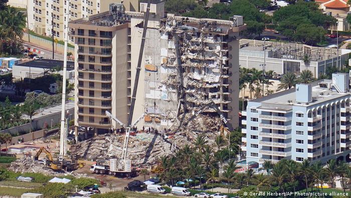 Almas del Champlain Towers South se unen en una pancarta