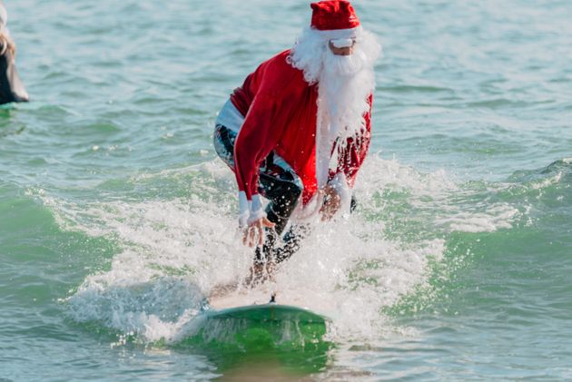 Santa Claus surfeó en Cocoa Beach antes de repartir los regalos