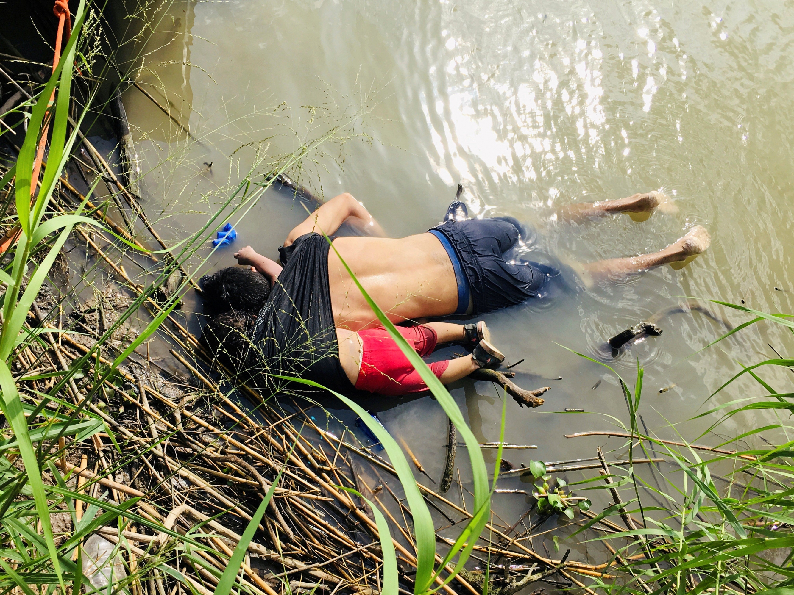 La foto que sacudió al mundo: Un padre y su hija de 2 años ahogados a orillas del río Bravo