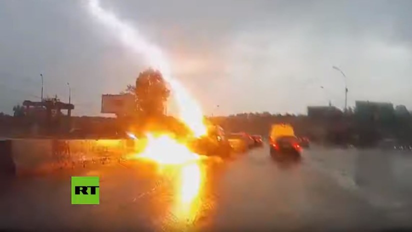 Momento en que dos rayos impactan a un vehículo en Rusia (VIDEO)