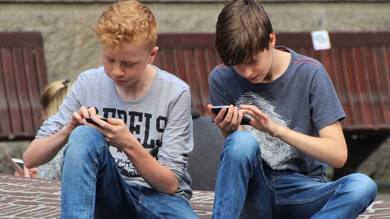 Adolescentes acudieron a un número de prevención de suicidio y les respondió un servicio de sexo telefónico