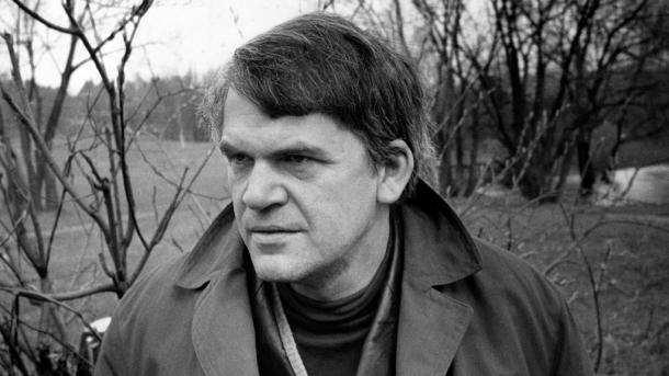 El autor Milan Kundera recupera su ciudadanía checa después de 40 años