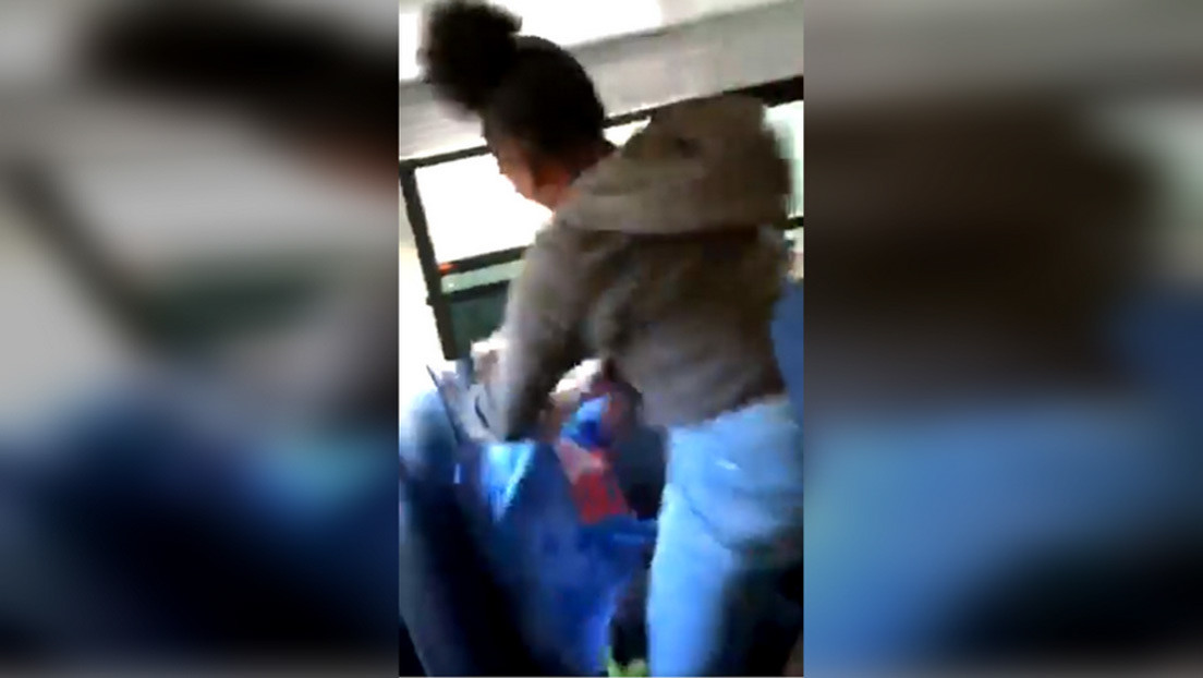 Niño es golpeado brutalmente por estudiantes por usar la gorra con el eslogan de Trump en el bus escolar