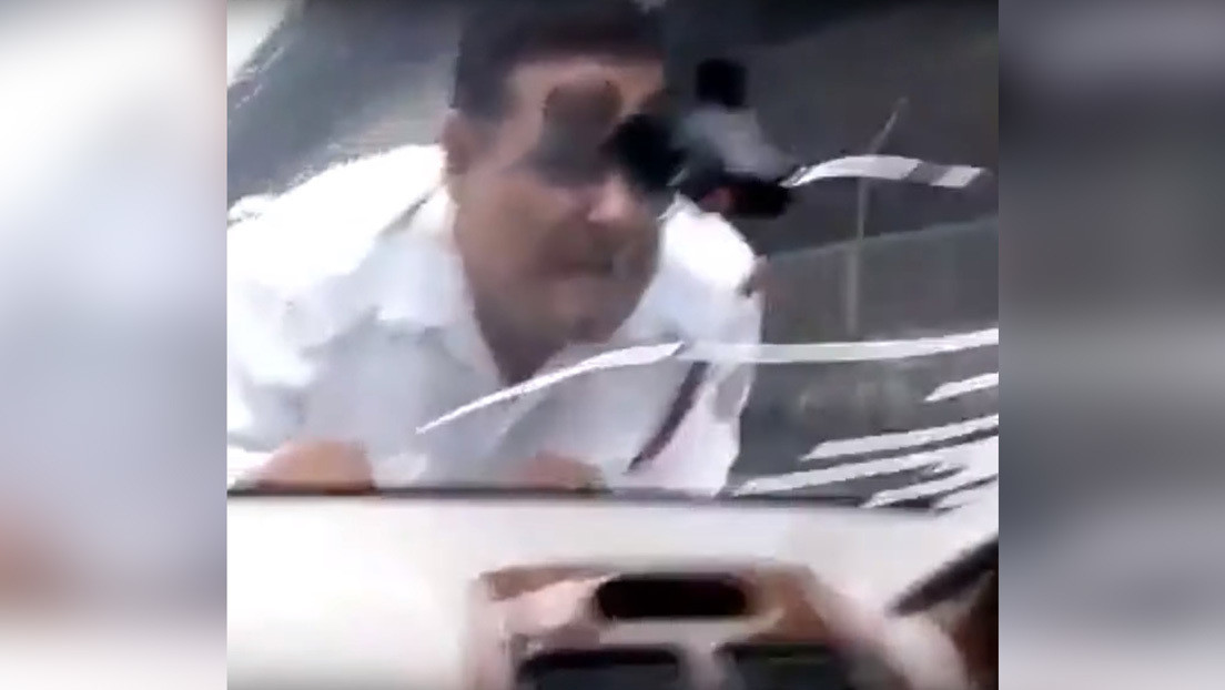 Policía de tránsito revive escena de “Toretto” al intentar capturar a sospechoso en su vehículo (VIDEO)