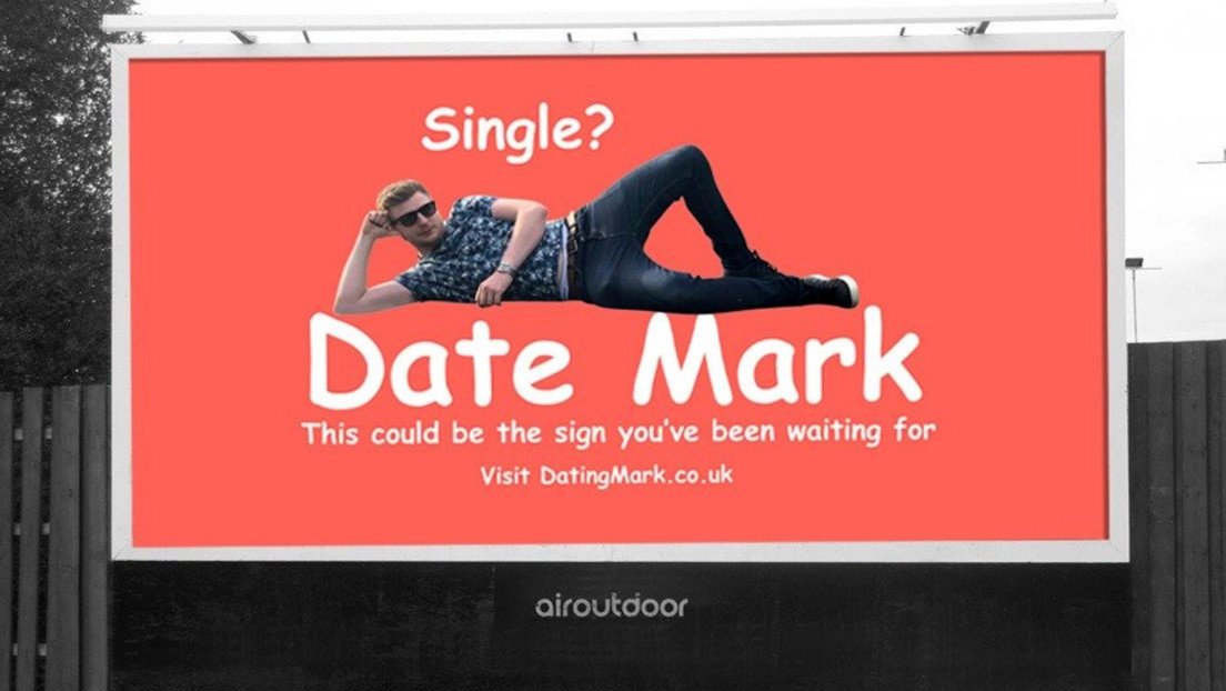 Hombre usó valla publicitaria para buscar novia y recibe más de un millar de solicitudes