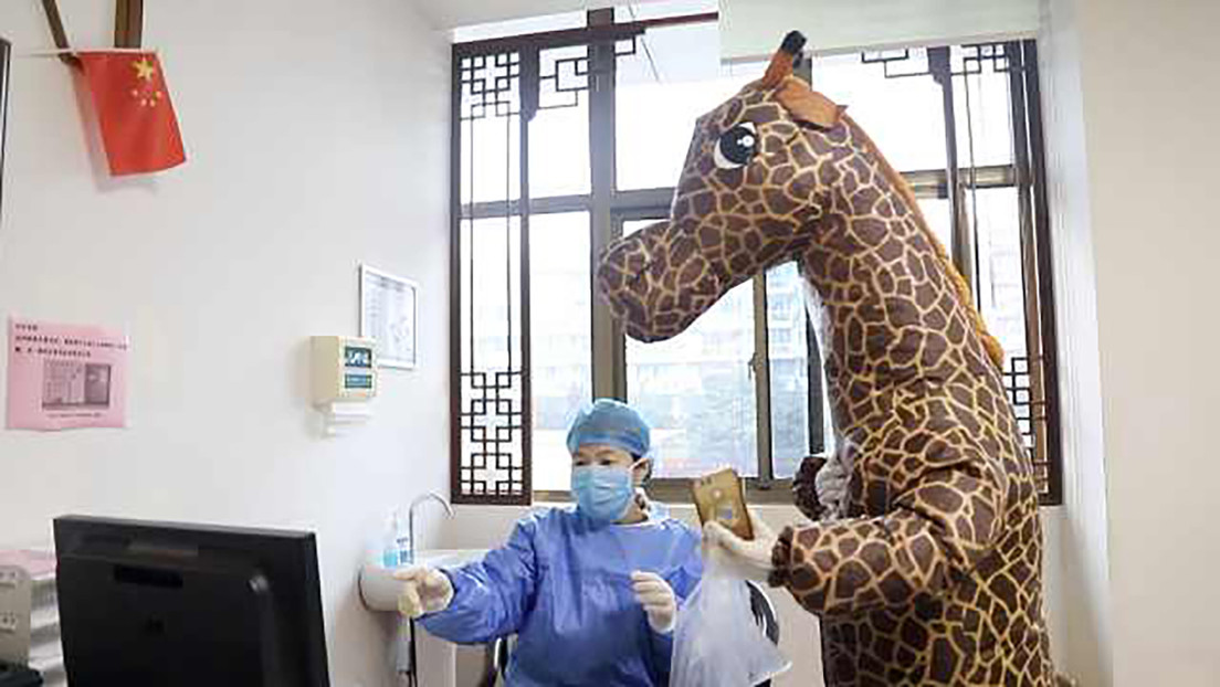 En China  una mujer acudió a hospital disfrazada de jirafa al no conseguir mascarilla (VIDEO)
