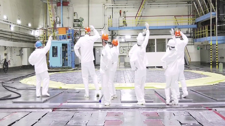 Inaudito: En un ‘challenge’ trabajadores nucleares bailan cerca de un reactor en apoyo a una banda rusa +Vídeo