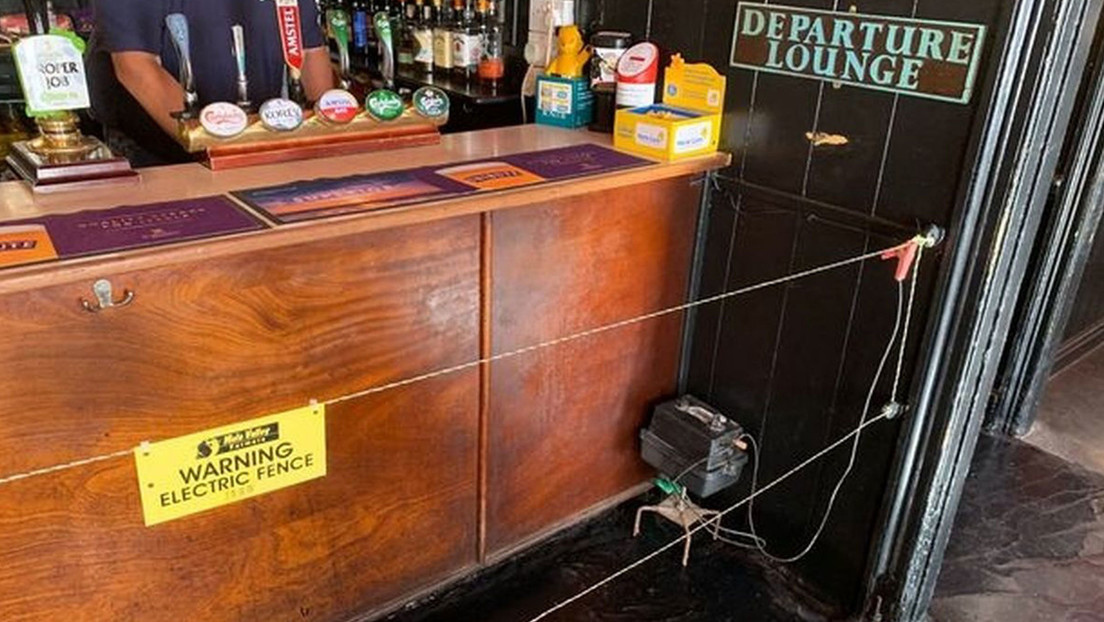 Un pub en U.K. instala una valla electrificada para que respeten el distanciamiento social