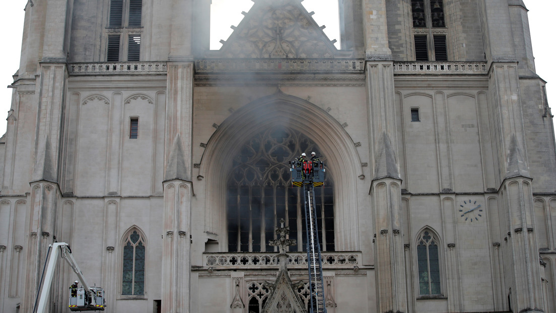 Incendio consume la histórica catedral de Nantes, una de las iglesias góticas más grandes de Francia