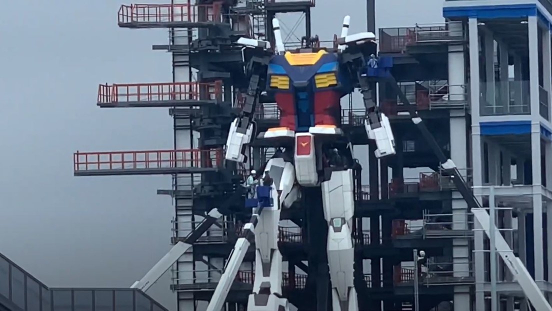 Primeros pasos del robot gigante inspirado en la serie animada Gundam +Vídeo