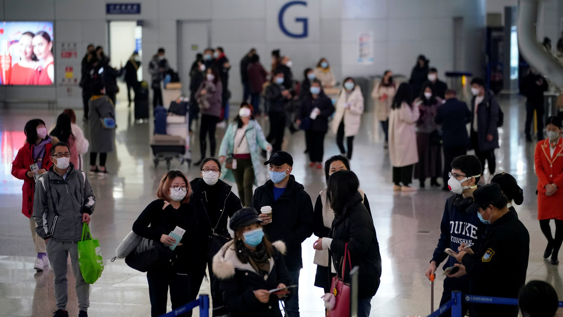 Se desata el caos en el aeropuerto de Shanghái tras poner en cuarentena forzosa a miles de personas (VIDEO)