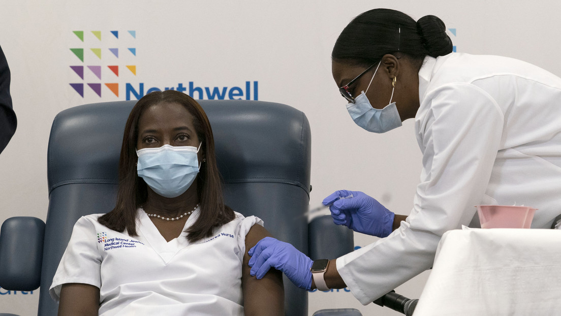 Enfermera de Nueva York se convierte en la primera persona en recibir la vacuna de Pfizer (VIDEO)