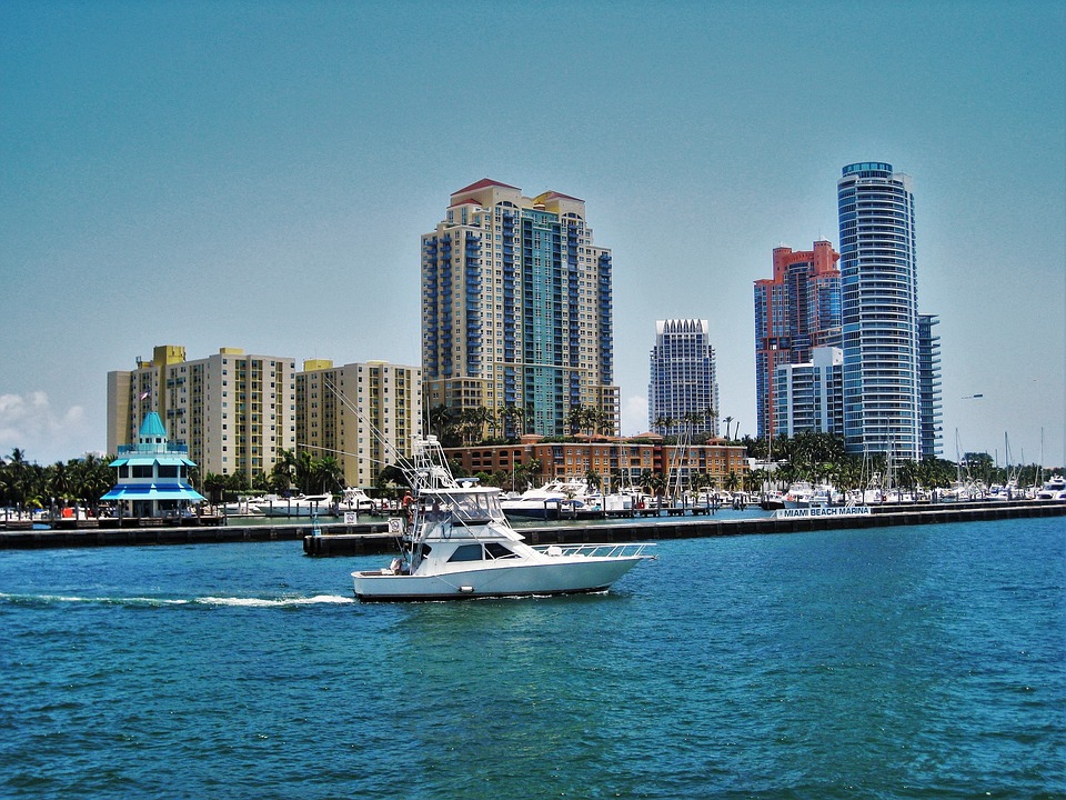 Miami Beach exige aviso de 60 días en aumentos sustanciales de alquileres