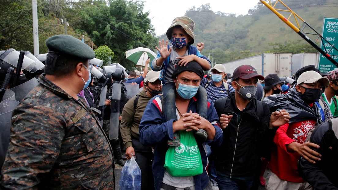 Guatemala frena caravana de 8 mil migrantes con gas lacrimógeno