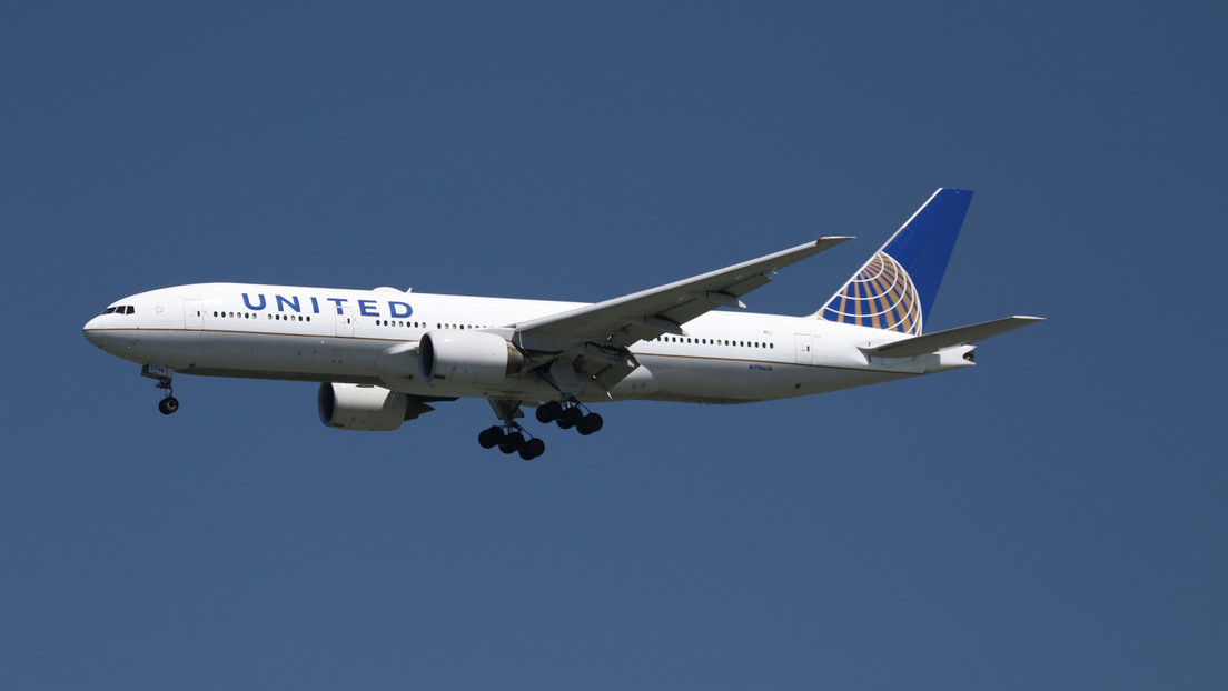 Un gigantesco trozo de metal del motor del Boeing 777 de United Airlines aterrizó en el patio de una familia