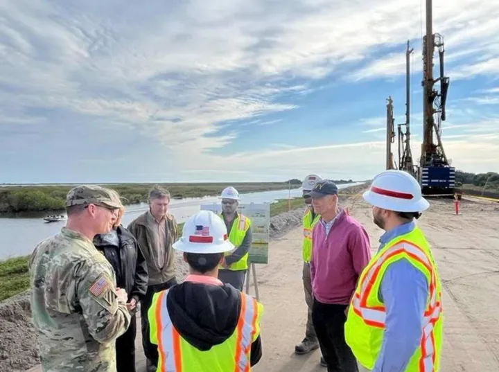 Senador Rick Scott busca crédito por la reforma de infraestructura bipartidista