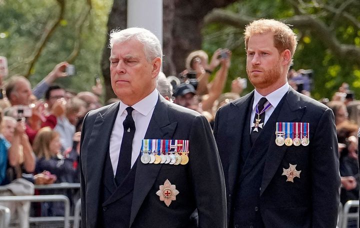 Príncipes Harry y Andrés podrán llevar sus uniformes militares en vigilia fúnebre de la Reina Isabel II
