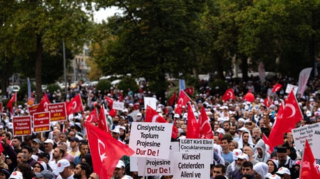 Miles de personas marchan en Turquía contra los grupos LGBTQ