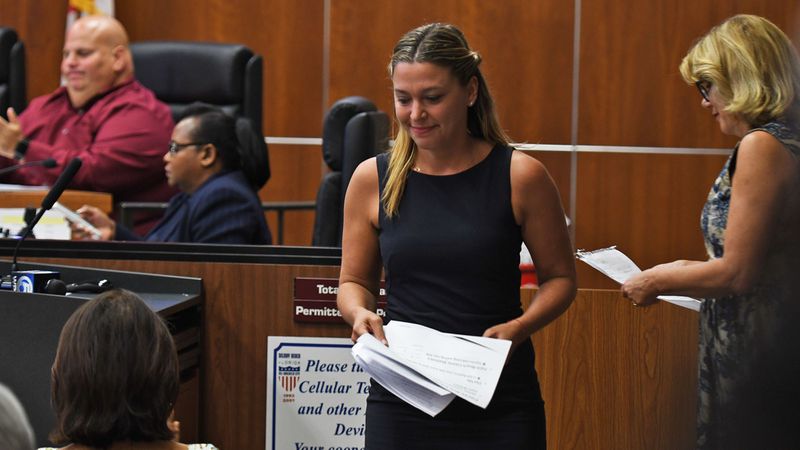 Legisladora de Boca Raton regresa a su puesto después de sufrir un episidio por  trastorno de estrés postraumático