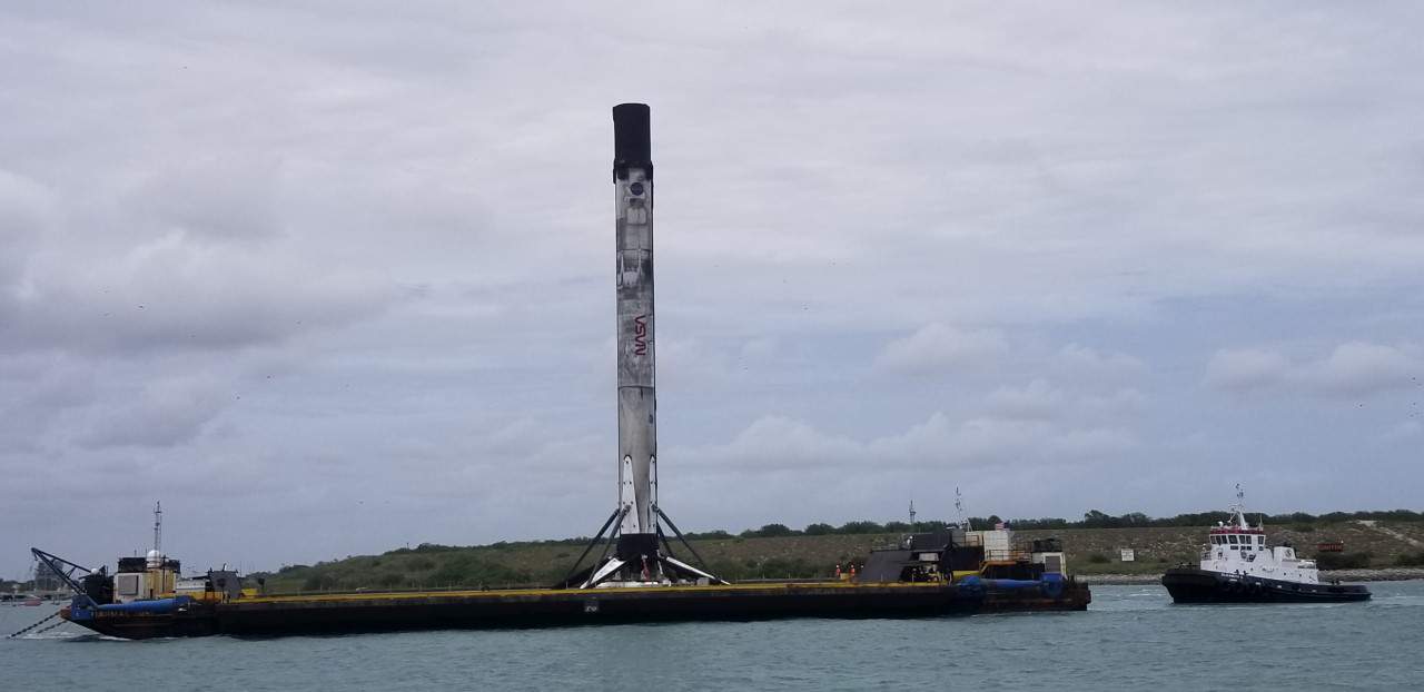 El propulsor Falcon 9 usado para lanzar astronautas de la NASA llega a Puerto Cañaveral