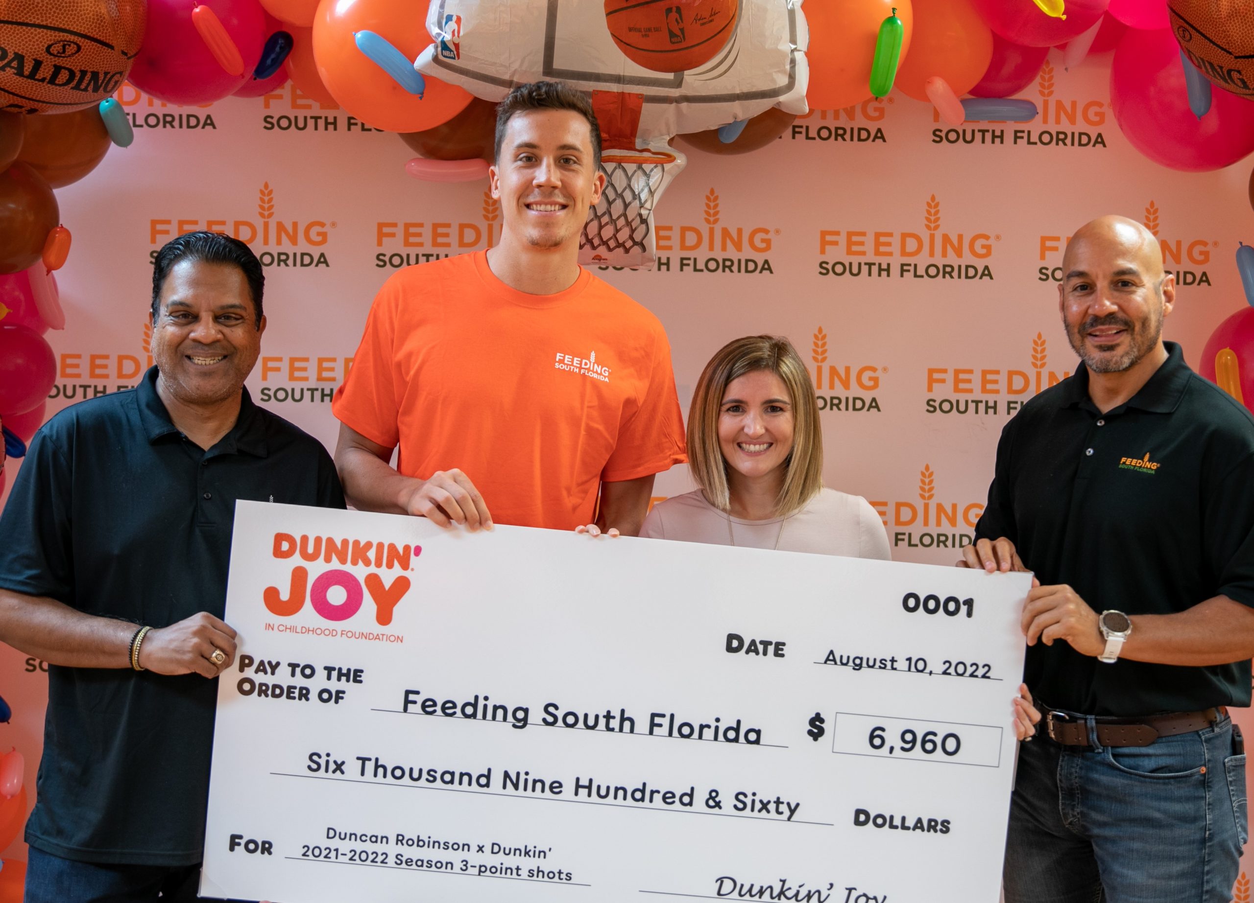 Dunkin’ anuncia donación de 696 libras de café y $6,960 a Feeding South Florida® en asociación con la estrella del baloncesto Duncan Robinson