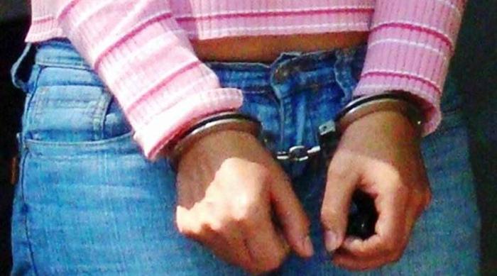 Detienen en Miami a mujer de 48 años por comportamiento lascivo con un adolescente