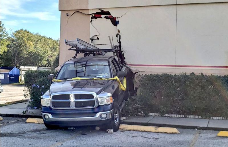 Una camioneta chocó contra Chuck E. Cheese en Orlando