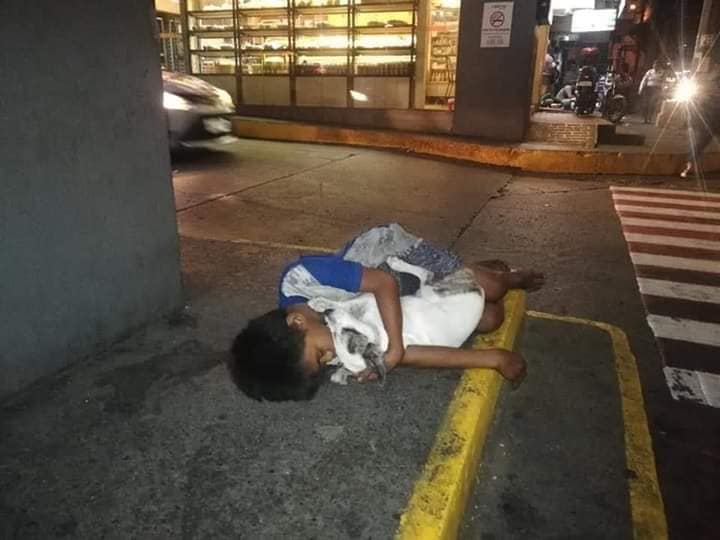 Viral: Las fotos de un niño que vive en la calle y duerme junto a su perro +Imágenes
