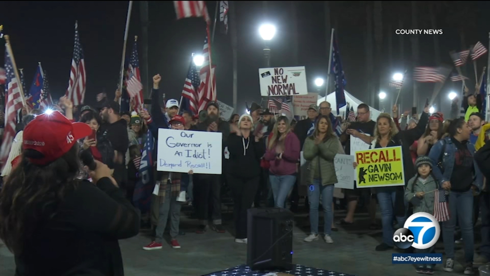 Manifestantes en Huntington Beach desafían el toque de queda para protestar en contra de esa medida