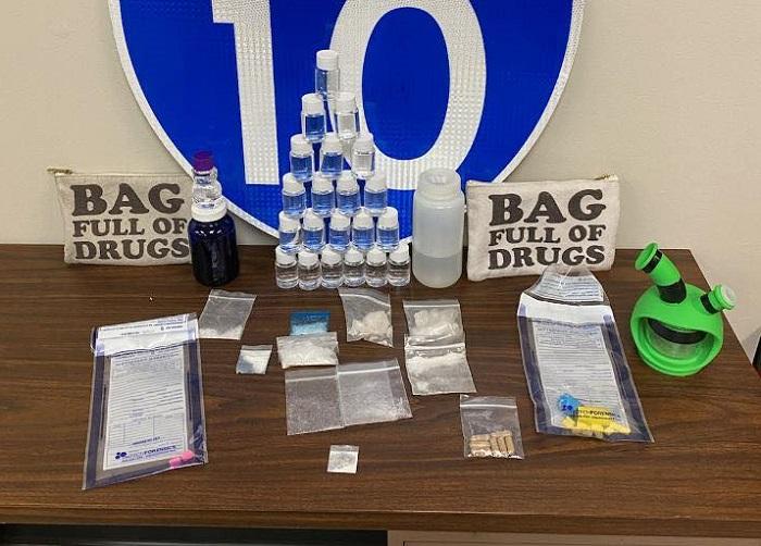 ¡Descaro! Detenidos dos sujetos por transportar narcóticos en bolsas que decían “llena de drogas”