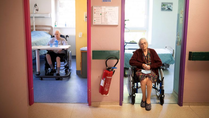El aislamiento también mata: Un peligro más en las residencias de mayores de Florida