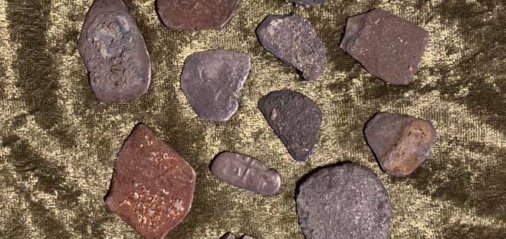 Buscador de tesoros halló 22 monedas españolas que datan de 1715 en una playa de Florida