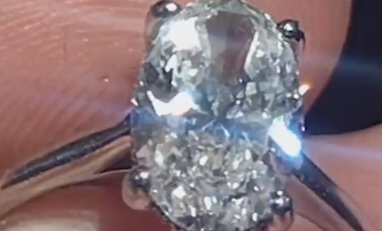 ¡Buena acción! Hombre devuelve anillo de $40.000 que encontró en playa de Florida