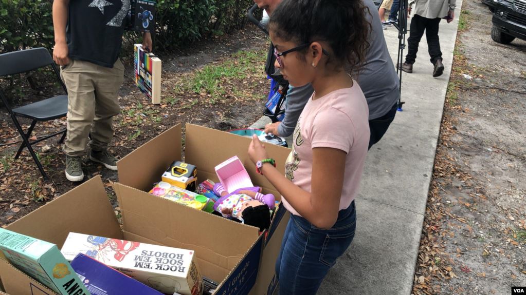 Organizaciones del sur de florida entregan juguetes a niños inmigrantes frente a las oficinas del ICE