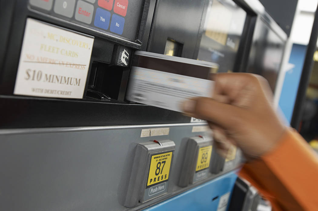 Estaciones de gasolina en Florida deberán insertar lectores encriptados en sus cajeros para evitar fraudes