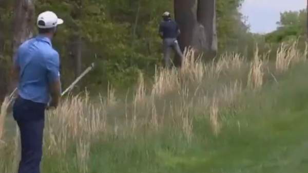 Golfista fue “capturado” orinando en pleno parque durante el PGA Championship (Video)