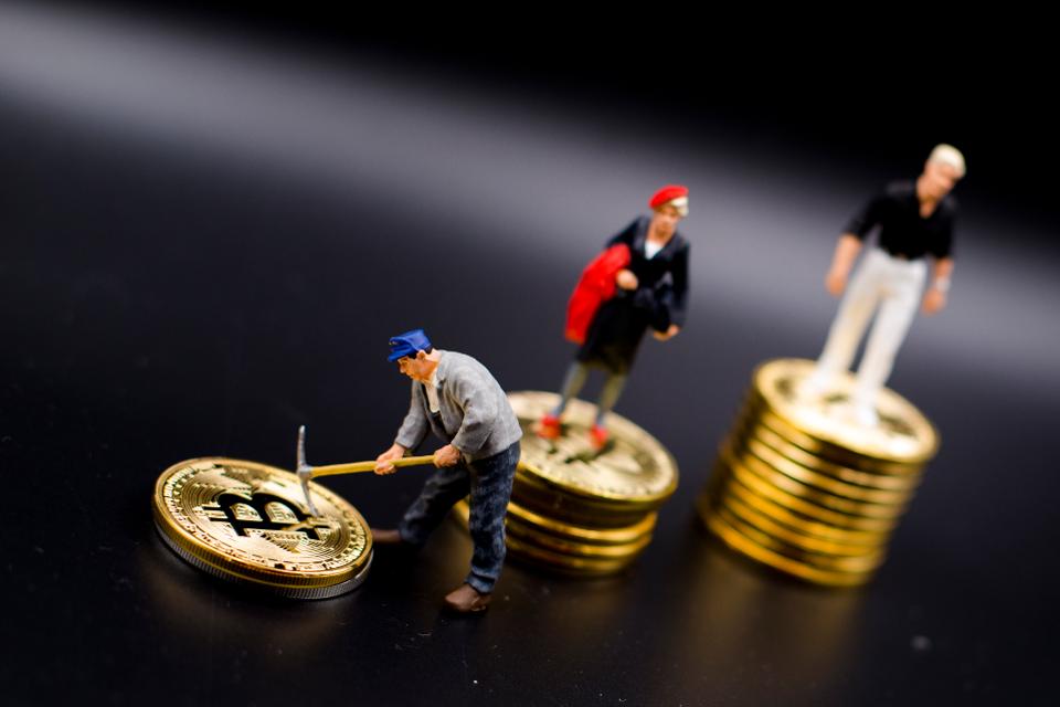 Bitcoin a la mitad: Los expertos creen que sólo se debe comprar si se “retiene” a largo plazo