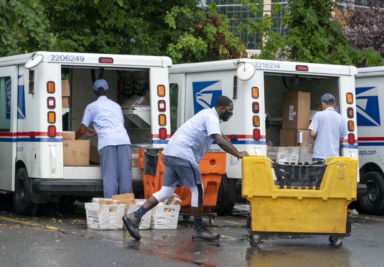 Trabajadores postales de Miami encienden alarmas por la lentitud en la correspondencia tras remover las máquinas clasificadoras.