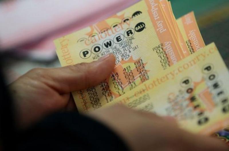 Anciana gana 12.000 dólares en lotería y olvida su boleto en centro comercial