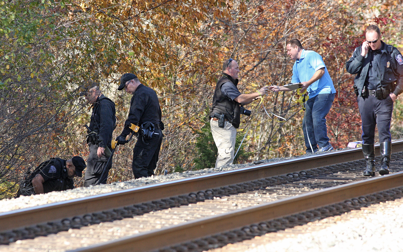 Encuentran el cuerpo quemado de una mujer cerca de las vías del tren