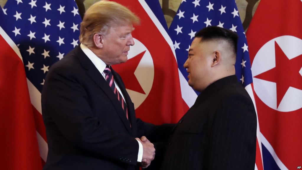 Trump y Kim se estrechan la mano mientras el mundo observa lo que será una segunda reunión entre ambos líderes