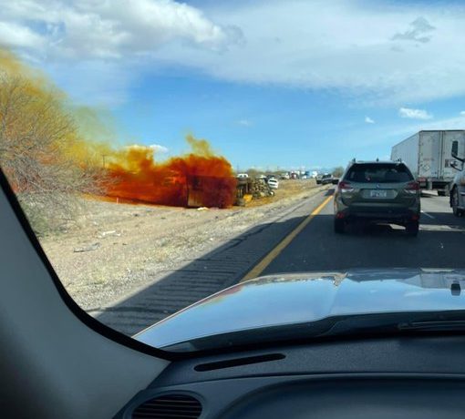 Accidente vial en Arizona provoca derrame de ácido nítrico
