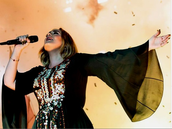 Adele revoluciona Instagram al modelar un entallado outfit de Beyoncé