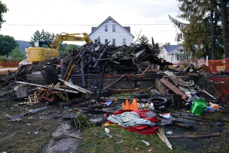 Mueren en incendio 10 familiares de bombero, 3 de ellos niños en Pensilvania