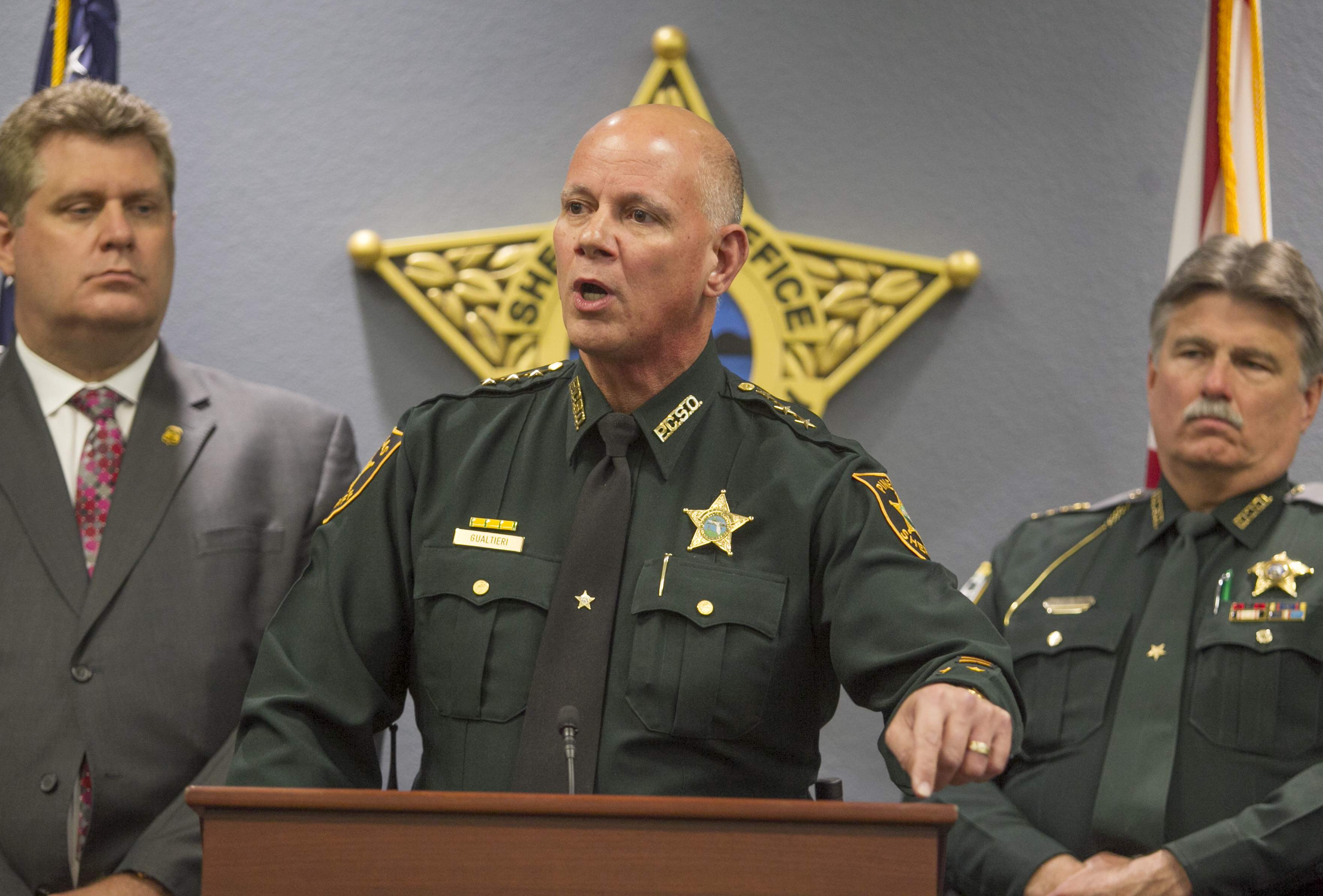 Alguaciles correccionales de Florida firman para ayudar con las detenciones de inmigrantes ilegales