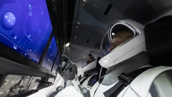 Astronautas de la NASA emprenden regreso a costas de Florida
