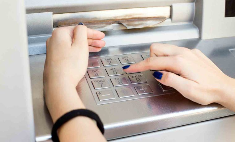 Descubren dispositivos para robar datos en varios ATM de 7-Eleven
